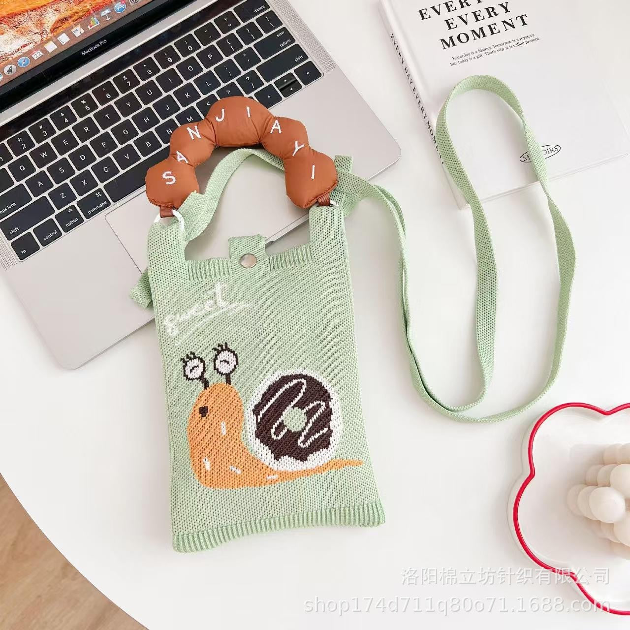 New cute cartoon knitted handbag for mobile phones, small and portable, stylish and fresh mini bag for women.